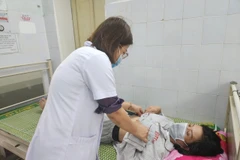 Kiểm tra sức khỏe cho người bệnh sốt xuất huyết Dengue. (Ảnh: Mai Trang/TTXVN)