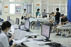 Người dân cần chủ động phòng, chống dịch bệnh truyền nhiễm khi thời tiết giao mùa. (Ảnh: Minh Quyết/TTXVN)