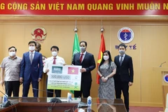 Đại diện Bộ Ngoại giao và Bộ Y tế tiếp nhận gói viện trợ y tế trị giá 500.000 USD từ Đại biện lâm thời Đại sứ quán Saudi Arabia tại Việt Nam. (Ảnh: PV/Vietnam+)