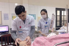 Bệnh nhân bị tai nạn do pháo nổ gây ra. (Ảnh: PV/Vietnam+)