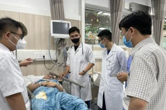 Các bác sỹ theo dõi sức khỏe cho một nạn nhân. (Ảnh: PV/Vietnam+)