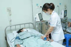 Nhân viên y tế theo dõi sức khỏe cho bệnh nhân sau phẫu thuật. (Ảnh: PV/Vietnam+)