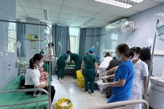 Các bác sỹ cấp cứu trẻ của Trường mầm non Giang Ma, huyện Tam Đường nghi ăn nhầm thuốc diệt chuột. (Ảnh: Nguyễn Oanh/TTXVN)