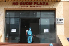 Phong tỏa 2 chung cư ở quận Hà Đông (Hà Nội) liên quan đến ca bệnh 3634. (Ảnh: Thành Đạt/TTXVN)