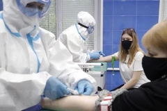 Tiêm phòng vắcxin ngừa bệnh COVID-19 cho người dân ở Nga. (Nguồn: Moskva News Agency/TTXVN)