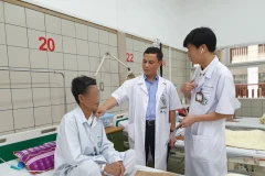 Các bác sỹ thăm khám cho bệnh nhân sau phẫu thuật. (Ảnh: PV/Vietnam+)