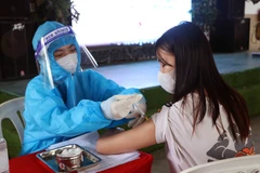 Tiêm vaccine cho các đối tượng. (Ảnh: Công Thử/TTXVN)