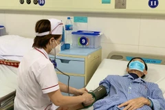 Bác sỹ khám cho bệnh nhân mắc bệnh lao. (Ảnh: PV/Vietnam+)