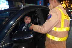 Người tham gia giao thông đã dần quen với việc kiểm tra nồng độ cồn tại các chốt được lập. (Ảnh: Hoàng Đạt/Vietnam+)