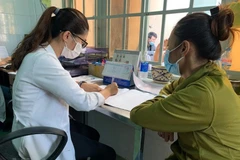 Người bệnh đến khám định kỳ lấy thuốc điều trị HIV tại Trung tâm Y tế Thuận An, tỉnh Bình Dương. (Ảnh: T.G/Vietnam+)