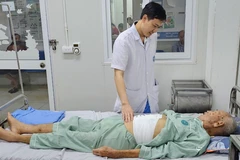 Bác sỹ khám lại cho bệnh nhân sau phẫu thuật. (Ảnh: PV/Vietnam+)