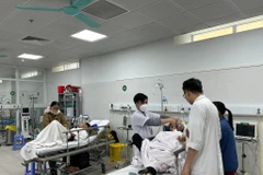 Bác sỹ điều trị cho bệnh nhân tại Bệnh viện Hữu nghị Việt Đức trong dịp Tết. (Ảnh: PV/Vietnam+)