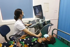 Bác sỹ siêu âm cho bệnh nhân tại Trung tâm y tế huyện Tương Dương, tỉnh Nghệ An. (Ảnh: T.G/Vietnam+)