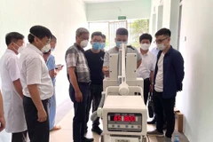 Thứ trưởng Nguyễn Trường Sơn đã tới kiểm tra đột xuất tiến độ hoàn thiện của Trung tâm hồi sức tích cực. (Ảnh: PV/Vietnam+)