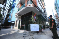 Phong tỏa ngõ 140 đường Nguyễn Xiển do có trường hợp dương tính với SARS-CoV-2. (Ảnh: Phan Tuấn Anh/TTXVN)