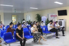 Các điểm tiêm vaccine đảm bảo đúng khoảng cách giãn cách. (Ảnh: PV/Vietnam+)