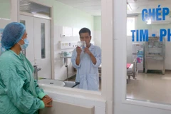 Bệnh nhân luyện tập hít thở sau khi ghép tim. (Ảnh: PV/Vietnam+)