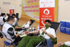 Học viên của Học viện Cảnh sát Nhân dân tham gia hiến máu tại ngày hội chính của Chủ nhật đỏ. (Ảnh: PV/Vietnam+)