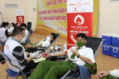 Học viên của Học viện Cảnh sát Nhân dân tham gia hiến máu tại ngày hội chính của Chủ nhật đỏ. (Ảnh: PV/Vietnam+)