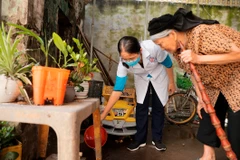 Nhân viên y tế hướng dẫn người dân xử lý nước thừa, nước đọng tại các vật dụng, đồ dùng sinh hoạt trong gia đình. (Ảnh: Minh Quyết/TTXVN)