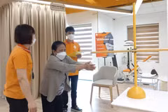 Kiểm tra chức năng vận động của người cao tuổi. (Ảnh: PV/Vietnam+)