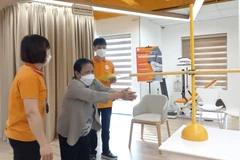 Kiểm tra chức năng vận động của người cao tuổi. (Ảnh: PV/Vietnam+)