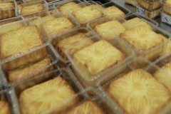 Dịp Tết Trung thu nhu cầu tiêu dùng các loại bánh, kẹo đặc biệt là bánh trung thu tăng đột biến. (Ảnh: TTXVN/Vietnam+)