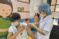 Người dân đến tiêm phòng tại Trung tâm Kiểm soát bệnh tật Thừa Thiên-Huế. (Ảnh: Mai Trang/TTXVN)