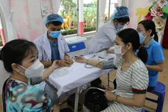 Khám bệnh cho người lao động. (Ảnh: Thanh Vũ/TTXVN)