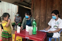 Nhân viên y tế hướng dẫn trẻ em tại xã Quảng Hòa, Đắk Nông uống thuốc phòng bệnh bạch hầu. (Ảnh: TTXVN phát)