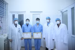 Lãnh đạo Bộ Y tế trao bằng khen cho các bác sỹ, điều dưỡng trong việc đón 30 công dân Việt Nam từ tỉnh Hồ Bắc, Trung Quốc về nước tránh dịch. (Ảnh: PV/Vietnam+)