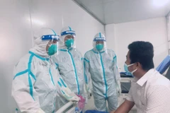 Điều trị cho bệnh nhân mắc COVID-19. (Ảnh: PV/Vietnam+)