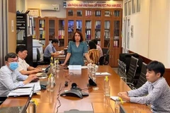 Phó giáo sư Nguyễn Thị Liên Hương chủ trì cuộc họp khẩn bàn phương án ứng phó với dịch đậu mùa khỉ. (Ảnh: PV/Vietnam+)