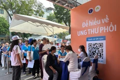 Khám sàng lọc bệnh ung thư phổi cho người dân. (Ảnh: PV/Vietnam+)