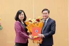 Bộ trưởng Bộ Y tế Đào Hồng Lan trao quyết định bổ nhiệm chức vụ Cục trưởng Cục Y tế dự phòng cho Tiến sĩ Hoàng Minh Đức. (Ảnh: PV/Vietnam+)