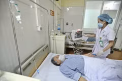 Điều trị cho bệnh nhân cúm A tại Bệnh viện Đa khoa Đức Giang (Hà Nội). (Ảnh: Minh Quyết/TTXVN)