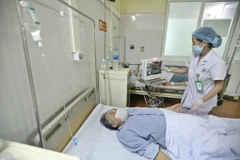 Điều trị cho bệnh nhân cúm A tại Bệnh viện Đa khoa Đức Giang (Hà Nội). (Ảnh: Minh Quyết/TTXVN)