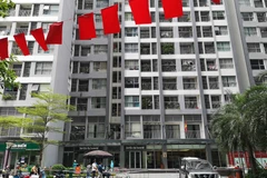 Phong tỏa tạm thời tòa Park 11 - Times City do có ca mắc COVID-19. (Ảnh: Thanh Tùng/TTXVN)