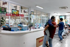 Bệnh nhân đến khám tại Trung tâm Nhi khoa, Bệnh viện Bạch Mai. (Ảnh: T.G/Vietnam+)