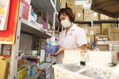 Nhân viên y tế làm công tác cấp phát thuốc tại bệnh viện. (Ảnh: PV/Vietnam+)