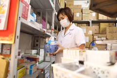 Nhân viên y tế làm công tác cấp phát thuốc tại bệnh viện. (Ảnh: PV/Vietnam+)