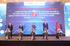 Các đại biểu ấn nút ra mắt hệ thống giám sát và quản lý thông tin bệnh lao phiên bản nâng cấp (VITIMES). (Ảnh: PV/Vietnam+)