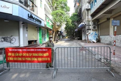 Hà Nội phong tỏa tạm thời chợ Linh Lang. (Ảnh: Hoàng Hiếu/TTXVN)