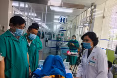 Đoàn chuyên gia của Bộ Y tế vào thăm bệnh nhân 91. (Ảnh: Lê Hảo/Vietnam+)