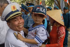 Chuẩn đô đốc Phạm Văn Hùng - Phó Tham mưu trưởng Quân chủng hải quân thăm hỏi sức khỏe một cháu bé trên đảo Trường Sa. (Ảnh: Tuấn Anh/Vietnam+)