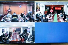 Phó Thủ tướng Chính phủ Vũ Đức Đam tổ chức cuộc họp khẩn với Thường trực Ban chỉ đạo tại Bộ Y tế liên quan đến các ca COVID-19 trong cộng đồng mới nhất. (Ảnh: PV/Vietnam+)