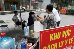 Phong tỏa tạm thời tòa Park 11 - Times City do có ca mắc COVID-19. (Ảnh: Thanh Tùng/TTXVN)
