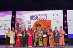 Đoàn cán bộ Bệnh viện Trung ương Quân đội 108 nhận giải thưởng. (Ảnh: PV/Vietnam+)