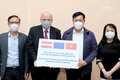 Bộ Y tế tiếp nhận 50.000 liều vaccine phòng COVID-19 AstraZeneca của Cộng hòa Áo tặng Việt Nam. (Ảnh: CTV/Vietnam+)