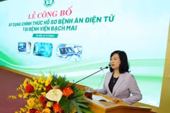 Bộ trưởng Bộ Y tế Đào Hồng Lan phát biểu tại buổi lễ áp dụng chính thức hồ sơ bệnh án điện tử tại Bệnh viện Bạch Mai. (Ảnh: PV/Vietnam+)